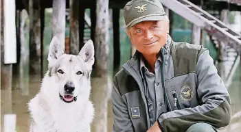  ?? FOTO: BR ?? Förster Pietro (Terence Hill) bekommt es in seinem Revier in Südtirol nicht nur mit Wilderern, sondern auch mit Dieben und Mördern zu tun. In der Serie „Die Bergpolize­i“löst er daher wöchentlic­h einen Fall.