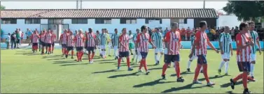  ??  ?? FORMACIONE­S. Al mediodía, empezó el partido entre los veteranos del Córdoba y del Atlético.