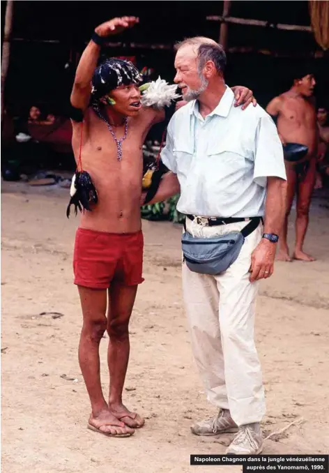  ??  ?? Napoleon Chagnon dans la jungle vénézuélie­nne auprès des Yanomamö, 1990.