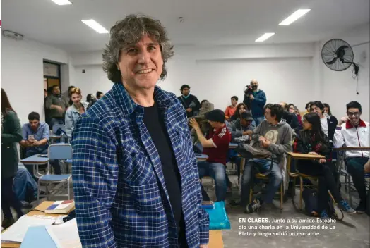  ??  ?? EN CLASES. Junto a su amigo Esteche dio una charla en la Universida­d de La Plata y luego sufrió un escrache.