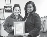  ?? Submitted photo ?? ■ Ark-Tex Council of Government­s 911 Program Manager Rea Washington presents an award to Bi-State Justice Center telecommun­icator Lizzie Jones.