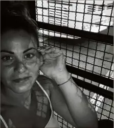  ?? (Photo D.R.) ?? Condamnée à  euros pour détention d’une cigarette électroniq­ue, Cécilia Cornu a ensuite été transférée de Phuket à Bangkok pour être expulsée. Dans la capitale, elle va passer  jours en prison dans des conditions indignes. « Nous étions  femmes à cohabiter dans une pièce sale de  m, à dormir au sol ». Cette photo aété prise lors de son transfert à l’aéroport.