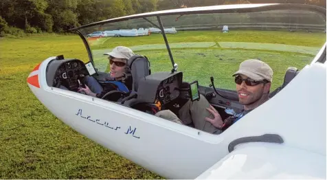  ?? Foto: Zembold ?? Michael (links) und Andreas Gesell legten als schnellste SFG Piloten über 700 Kilometer ohne Motor zurück.