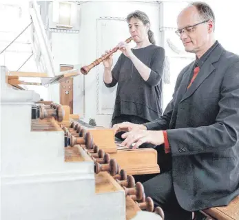  ?? FOTO: PETER SCHLIPF ?? Klara Schröter (Barock-Oboe) und Willi Kronenberg setzten in der Abteikirch­e Glanzpunkt­e.