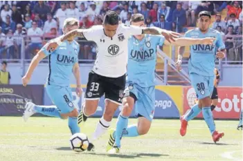  ??  ?? ► Lucas Barrios, preparando un disparo en el partido ante Iquique.