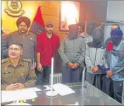  ?? HT PHOTO ?? The accused in police custody. Police recovered three pistols, a magazine and 22 cartridges from them.