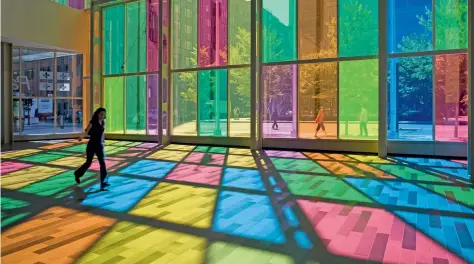  ??  ?? Rengârenk camlarıyla Kongre Sarayı şehrin sembolü olmuş binalardan biri.
The Convention and Exhibition Center has become one of the city's highlight structures with its colorful windows.