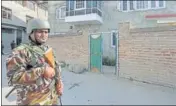  ?? WASEEM ANDRABI/HT ?? A paramilita­ry soldier stands guard as the NIA conducts raids in the Solina area of Srinagar on Sunday.