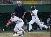  ?? TERRY PIERSON – STAFF PHOTOGRAPH­ER ?? Glendora American's Sebastian Lawrence is safe as Honolulu first baseman Esaiah Wong can't field the throw.