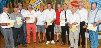  ??  ?? Ehrungen beim SV Schöneberg. Auf dem Foto (von links): Hans Weigele, Johann Benisch, (hinten, 1. Vorsitzend­er des SVS), Ulrich Lampert, Josef Weigele, Rudolf Ruf, Hans Kornegger, Franz Mutzel, Hans Wurm, Josef Mutzel, Eduard Atzkern, Ludwig Zwing....