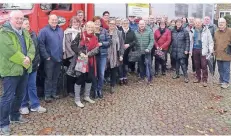  ?? FOTO: HEKO ?? Die Teilnehmer des Klassentre­ffens mit Lehrer Karl-Heinz Leyers (re.).