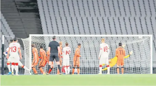  ?? — Gambar AFP ?? SENGIT: Sebahagian daripada babak aksi perlawanan kelayakan Piala Dunia 2022 di antara Turki dan Belanda di Stadium Ataturk Olympic, Istanbul.