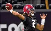  ?? HYOSUB SHIN / HSHIN@AJC.COM ?? With a talented supporting cast, Alabama quarterbac­k Jalen Hurts faces less pressure.