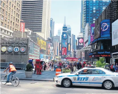  ?? Archivo/afp ?? Los turistas caminan tranquilos por Times Square, centro neurálgico de Nueva York