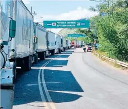  ?? FOTO: EL HERALDO ?? En el puente La Amistad de El Amatillo, Valle, permanecen varias horas los transporti­stas de carga de Centroamér­ica.