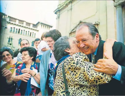  ?? FOTOS: MD ?? La Confederac­ió Mundial emitió un comunicado de condolenci­as. Las ‘penyes’ han expresado su dolor. Arriba, Trobada Mundial en Vic. Abajo, izquierda, en Calella. Y, derecha, con Tomás González, presidente de la Gran Peña José Luis Núñez de Jaén