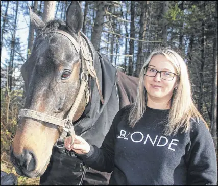  ?? LYNN CURWIN/TRURO DAILY NEWS ?? Jessica Wells and Bacardi (Rummy) relax outdoors at home after returning from the Royal Winter Fair.