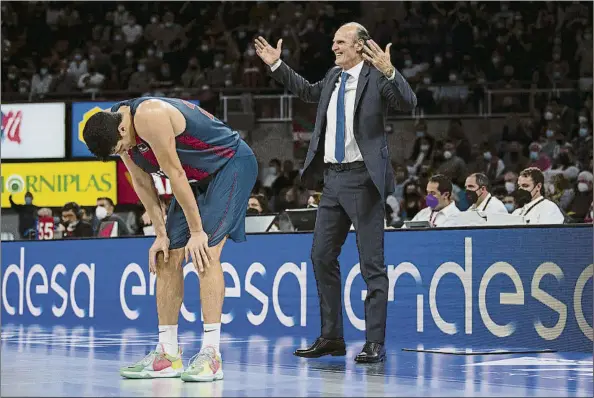  ?? FOTO: ACB PHOTO ?? Dusko Ivanovic se queja en la banda ante un abatido Fontecchio durante el duelo contra el Real Madrid, que pasó por encima del Baskonia este domingo en el Buesa Arena