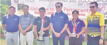  ??  ?? WITH THE CHAMPIONS: Poon (third right) posing with the winners, Alexander and Tham holding their trophies. Also seen are Shiak (right), Mohammad Kulat (second left) and Ian Yong.