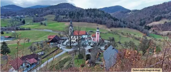  ?? FOTOGRAFIJ­E: JANEZ MIHOVEC ?? Cerkvi stojita druga ob drugi.