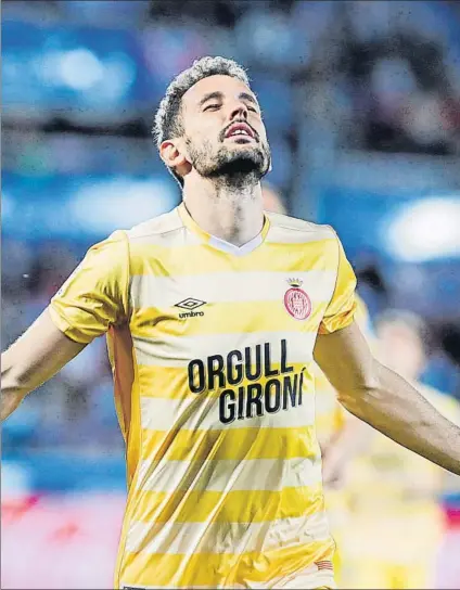  ?? FOTO: EFE ?? Cristhian Stuani volvió a marcar, esta vez de penalti. El uruguayo, que suma 18 goles, sentenció el partido que permite soñar al Girona