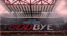  ?? ?? Tributo al Meazza La curva del Milan e il saluto finale a Zlatan Ibrahimovi­c