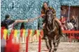  ?? Foto: Christoph Schmidt, dpa ?? Bei den Ritterspie­len in Horb am Neckar zeigten die Reiterinne­n und Reiter ihr Können!