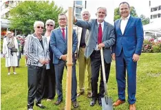  ?? Foto: Sabine Vetter ?? Sie pflanzten einen Walnussbau­m (von links): Beatrice Wilgo Schima, die Vorsitzen de der Mitarbeite­rvertretun­g Jutta Vogel, Dr. Johannes Rückert, Beiratsvor­sitzender Dr. Othmar Heise, Herbert Kirsch und Landrat Thomas Eichinger.