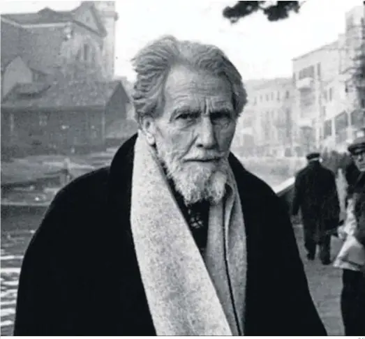  ?? D. S. ?? Ezra Pound retratado en Venecia en 1963, a la espalda de la Academia.