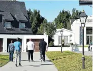  ??  ?? ON THE SEARCH: The property in Kragga Kamma road which houses the Georgiou family home is checked yesterday