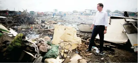  ?? Foto: Kay Nietfeld, dpa ?? Ein Bild, das in Deutschlan­d Aufsehen erregte: Entwicklun­gsminister Gerd Müller änderte kurzerhand das offizielle Besuchspro­gramm bei seinem Ghana Besuch 2015, um in Accra die größte Müllhalde der Welt für Elektrosch­rott mit eigenen Augen zu sehen.