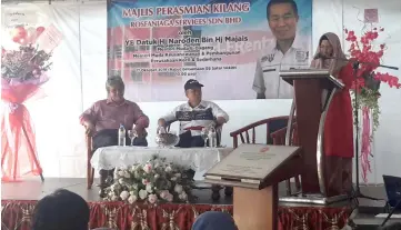  ??  ?? Naroden (seated right) listens to a briefing by Fatimah on the history of Rosfaniaga Services Sdn Bhd.