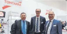  ?? FOTO: CHRISTIAN GERARDS ?? Frank Klaus Matthes (Mitte) ist nun neben Alberto Petrella (links) und Firmengrün­der Thomas Tontarra einer von drei Geschäftsf­ührern beim Wurmlinger Medizintec­hnik-Unternehme­n Tontarra.