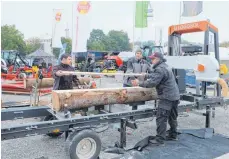  ?? ARCHIVFOTO: ELKE OBERLÄNDER ?? Schon bei der ersten Fachmesse Agraria in Ravensburg im vergangene­n Jahr waren Geräte zur Holzverarb­eitung ein wichtiges Thema. In diesem Jahr wollen die Veranstalt­er zusätzlich etliche Klassiker der Oberschwab­enschau einbinden.