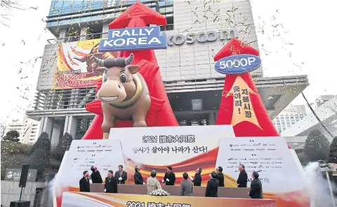  ?? AFP ?? South Korean financial officers attend a ceremony marking the first trading day of the stock market at the Korea Exchange in Seoul yesterday.