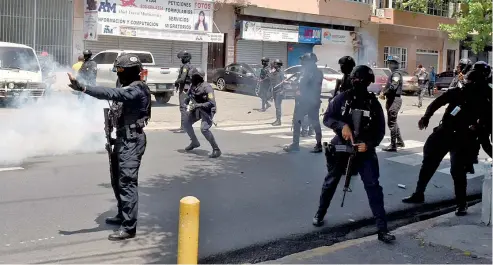  ?? FRANKLIN GUERRERO ?? Miembros del PLD resultaron lesionados por bombas lacrimógen­as lanzadas por agentes policiales.