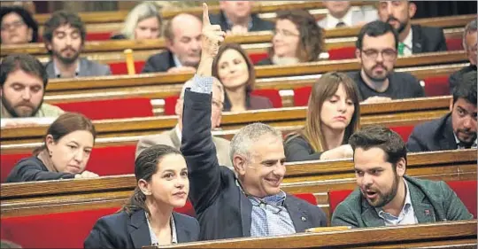  ?? ANA JIMÉNEZ ?? El portavoz de Ciutadans, Carlos Carrizosa, señala el voto positivo a su grupo durante la sesión de ayer en el Parlament