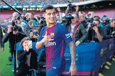  ??  ?? LA ÚLTIMA INVERSIÓN. Coutinho, en su presentaci­ón con el Barcelona.