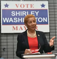  ?? (Pine Bluff Commercial/I.C. Murrell) ?? Pine Bluff Mayor Shirley Washington offers her concession speech in a Main Street office Tuesday night.
