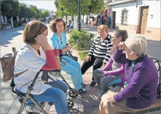  ?? / JUAN CARLOS TORO ?? Varias mujeres conversan en una plaza de Puerto Serrano, la pasada semana.