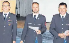  ?? FOTO: STEFFEN LANG ?? Rolf Butscher (rechts) bleibt Kommandant der Abteilung Stadt und der Gesamtwehr; Frank Weishaupt (Mitte) löst als „Gesamt-Vize“Wilfried Vonier ab.