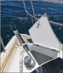  ??  ?? Le guindeau électrique fait partie de l’équipement standard du bateau.