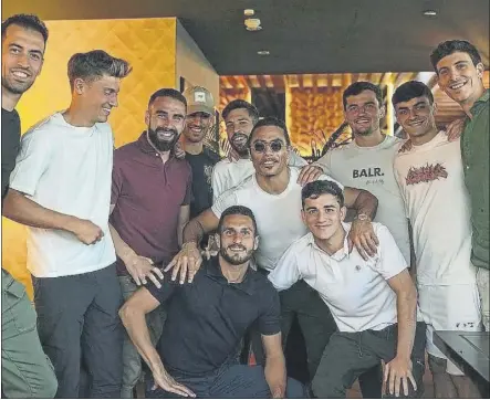  ?? ?? El chef Salt Bae, con gafas oscuras y apoyado sobre Koke y Gavi, estuvo acompañado ayer por otro buen número de jugadores de la Selección