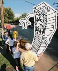  ?? Staff file photo ?? On Oct. 3, 2007, noisy protesters took their message to the street over a proposed 23-story high-rise.