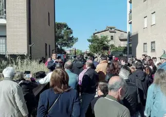  ??  ?? Protesta La protesta di ieri mattina in via Madre Teresa Napoli, nella zona di Castelverd­e. C’era il rischio di uno sgombero