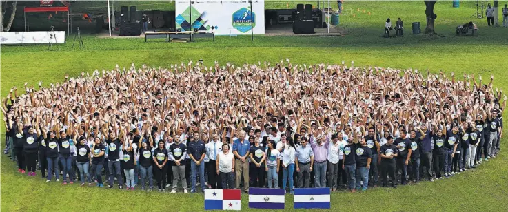  ??  ?? Convivio. Ayer se reunieron los alumnos de todos los centros ¡Supérate! del país en Soyapango, con el objetivo de que los jóvenes se comprometa­n a ayudar a la sociedad.