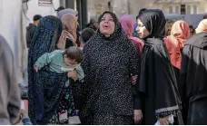  ?? AFP ?? Gazans mourn near Al Shifa Hospital after an Israeli strike