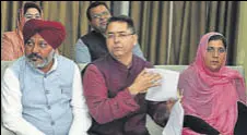  ?? RAVI KUMAR/HT ?? Leader of opposition Harpal Cheema and AAP MLA Aman Arora at a press conference in Chandigarh on Tuesday.