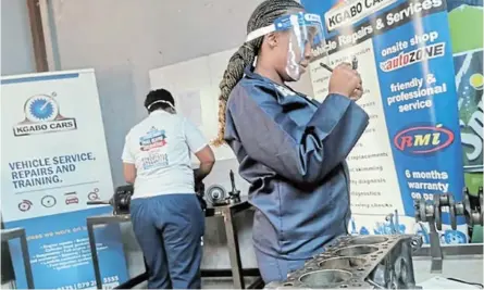  ?? /VUKUZENZEL­E ?? Kgabo Cars is providing opportunit­ies for women and youth to train in car mechanics.