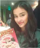  ??  ?? LIZA SOBERANO receives “Darna” comics from Angel Locsin, who was GMA 7's Darna in 2005.